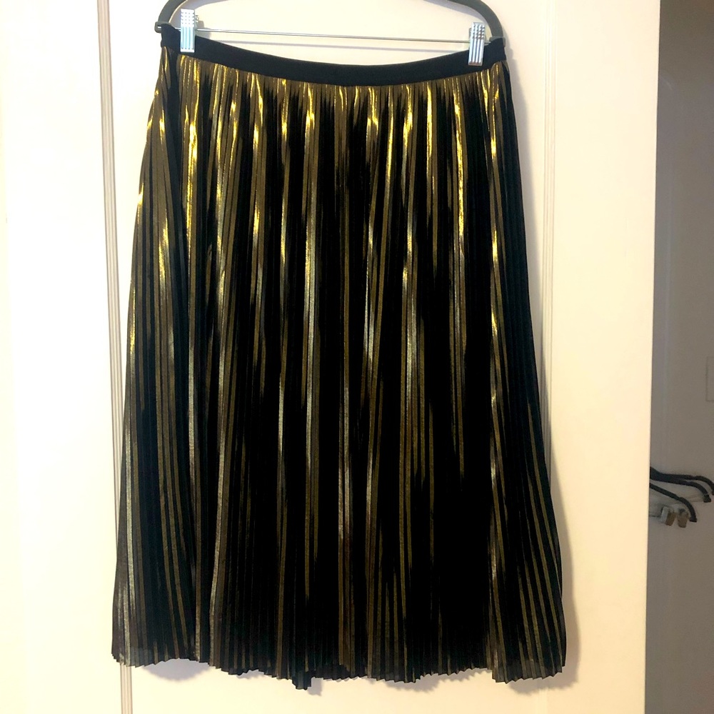 Gold and Black pleated metallic skirt - Picture 1 of 7